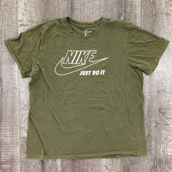 Nike Men’s L Olive Green "Just Do It" Swoosh Graphic Tee The Nike Tee - Picture 1 of 4